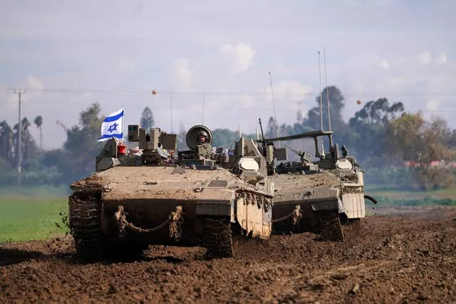 Soldados israelenses dirigem seus veículos blindados no sul de Israel, perto da fronteira com a Faixa de Gaza, durante operações terrestres em andamento