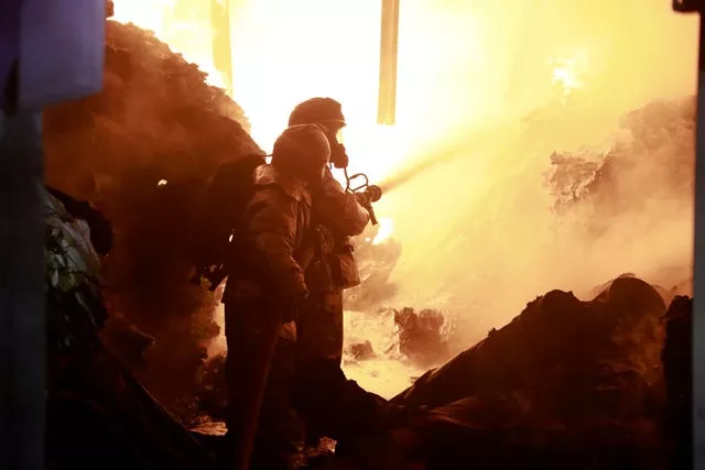 Bombeiros combatem incêndio