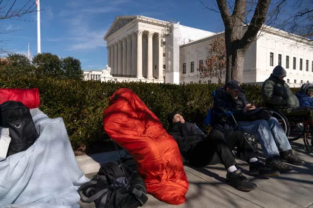 Pessoas esperam na fila do lado de fora da Suprema Corte dos EUA em Washington
