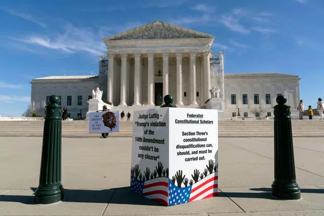 Pessoas protestam em frente à Suprema Corte dos EUA, em Washington