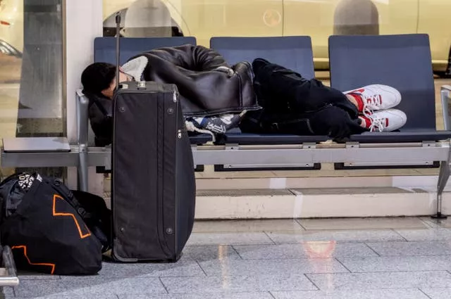 Um homem descansa em um terminal do aeroporto de Frankfurt, Alemanha 