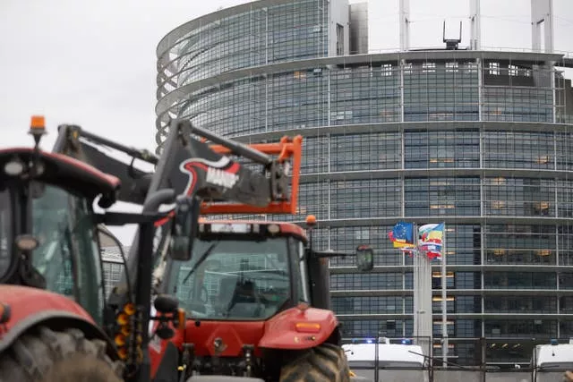 Agricultores reunidos em frente ao Parlamento Europeu em Estrasburgo