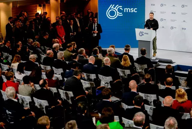 O presidente ucraniano, Volodymyr Zelensky, discursa na Conferência de Segurança de Munique, no Bayerischer Hof Hotel, em Munique, Alemanha 