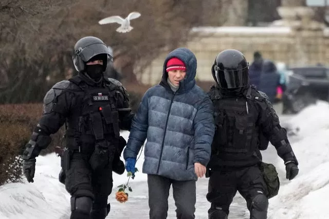 La policía arresta a un hombre que quería depositar flores en honor a Alexei Navalny en el Monumento, una gran roca de las Islas Solovetsky, donde se estableció el primer campo del sistema penitenciario político Gulag, en San Petersburgo, Rusia. 