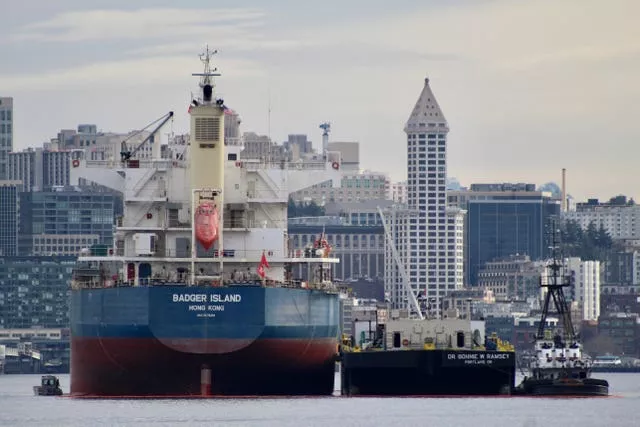 Um graneleiro e outros barcos são vistos em Elliott Bay, em Seattle (Manuel Valdes/AP)