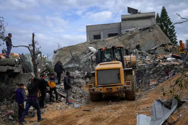 Palestinos vasculham escombros