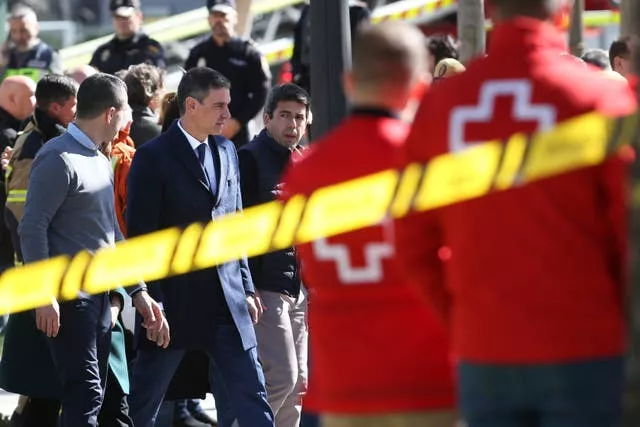 Le Premier ministre espagnol Pedro Sanchez arrive sur le site de l'immeuble de 14 étages incendié à Valence, en Espagne.