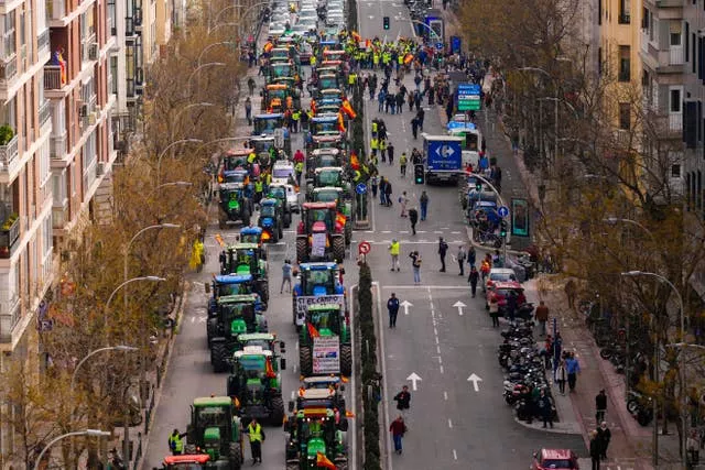 Agricultores dirigem seus tratores durante protesto em Madri, Espanha (Manu Fernandez/AP)