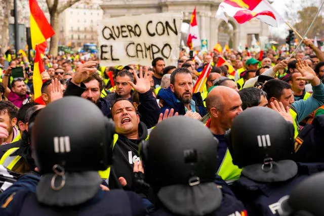 Agricultores brigam com a polícia de choque espanhola durante protesto em Madri, Espanha (Manu Fernandez/AP)