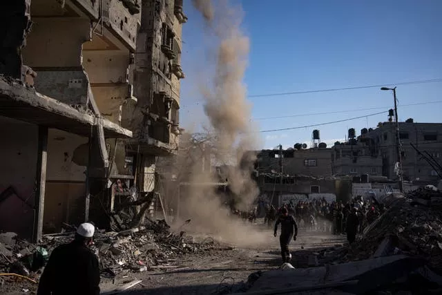Palestinos analisam danos de ataques aéreos em Rafah