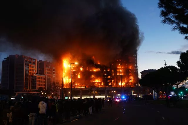 Pessoas assistem ao incêndio em Valência à distância  