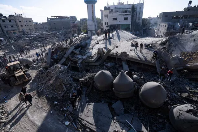 Uma mesquita estava entre os edifícios atingidos em ataques aéreos em Rafah