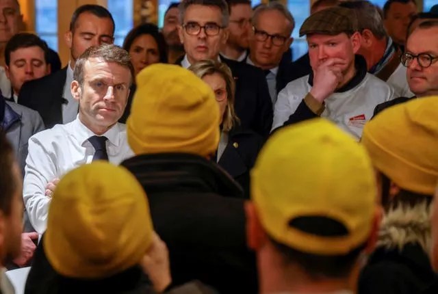Emmanuel Macron speaks to farmers at the fair 