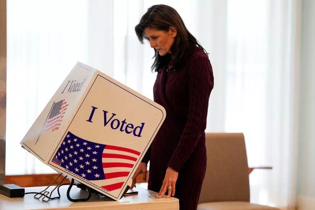A candidata presidencial republicana Nikki Haley vota
