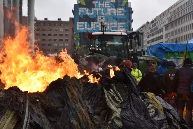 Manifestantes acendem fogueiras durante manifestação de agricultores em Bruxelas 