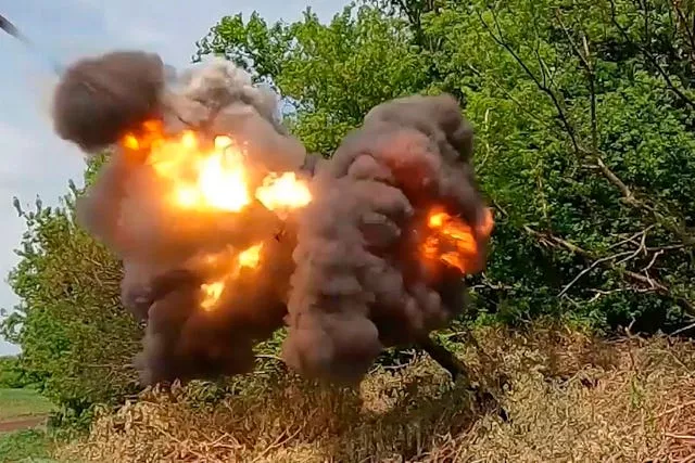 A heavy gun is fired at Ukrainian forces