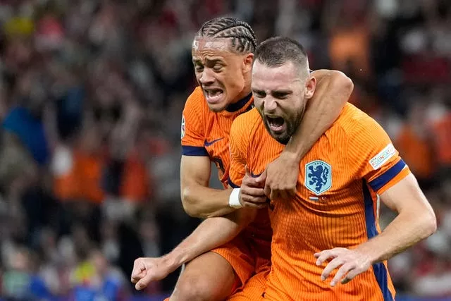 Xavi Simons celebrates with Stefan de Vrij