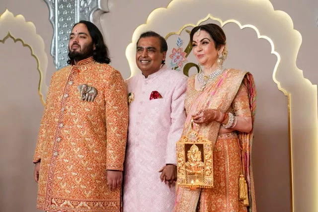 Mukesh Ambani with his wife and son