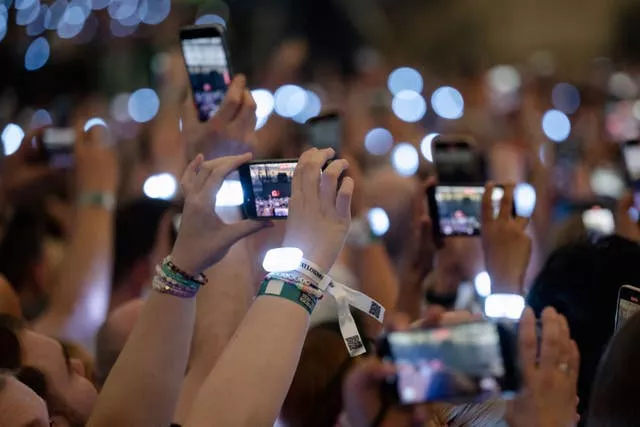 Spectators film with their smartphones 