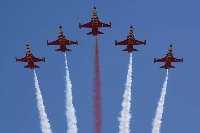 Turkish aircraft trailing coloured smoke