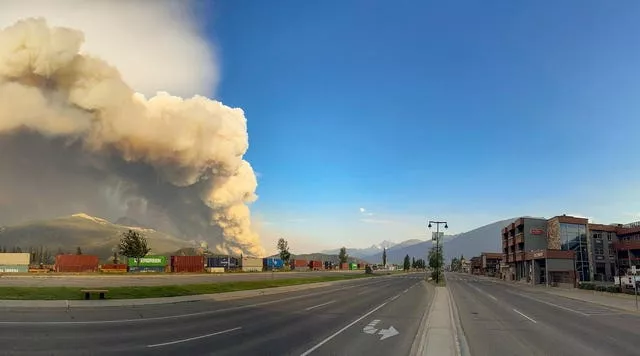 دود از آتش سوزی جنگلی در نزدیکی جاسپر، آلبرتا، کانادا بلند می شود