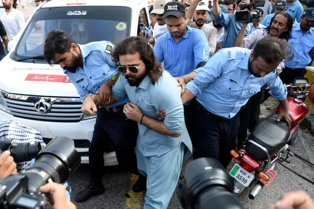 Security personnel detain Supporters of the Pakistani religious group Jamaat-e-Islami