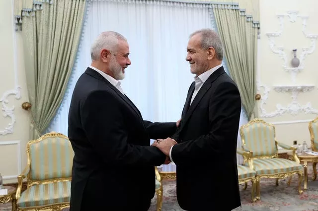 Hamas leader shakes hands with Iranian President