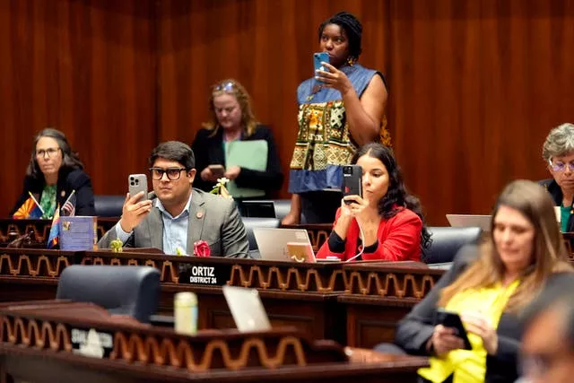 Legisladores democratas registram a deputada estadual do Arizona, Teresa Martinez 