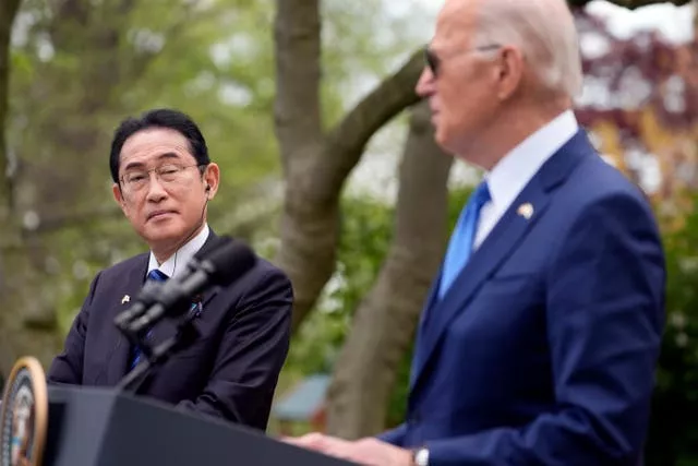 O primeiro-ministro japonês, Fumio Kishida, e o presidente dos EUA, Joe Biden 