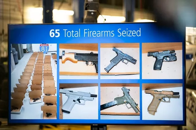 Uma foto de armas de fogo apreendidas é exibida durante uma coletiva de imprensa sobre uma investigação sobre o roubo de ouro do Aeroporto Internacional Pearson de Toronto, em Brampton, Ontário, Canadá 