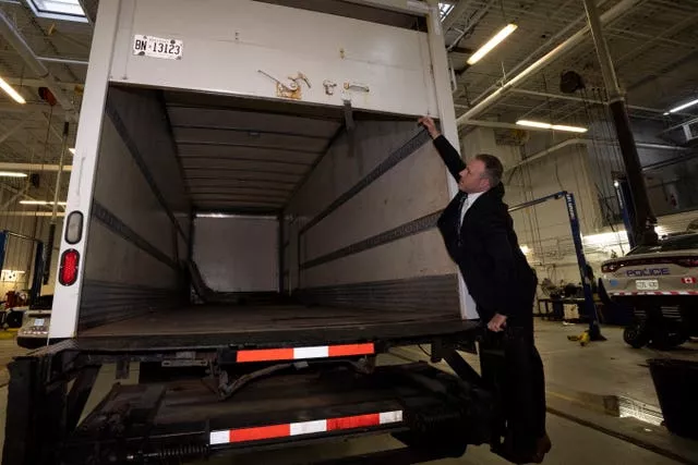 Policiais abrem a traseira de um caminhão recuperado durante uma coletiva de imprensa sobre o Projeto 24K, uma investigação conjunta sobre o roubo de ouro do Aeroporto Internacional Pearson, em Brampton, Ontário