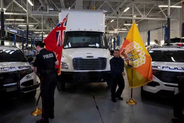 Um caminhão usado para transportar ouro roubado é exibido em uma coletiva de imprensa sobre o Projeto 24K, uma investigação conjunta sobre o roubo de ouro do Aeroporto Internacional Pearson, em Brampton, Ontário