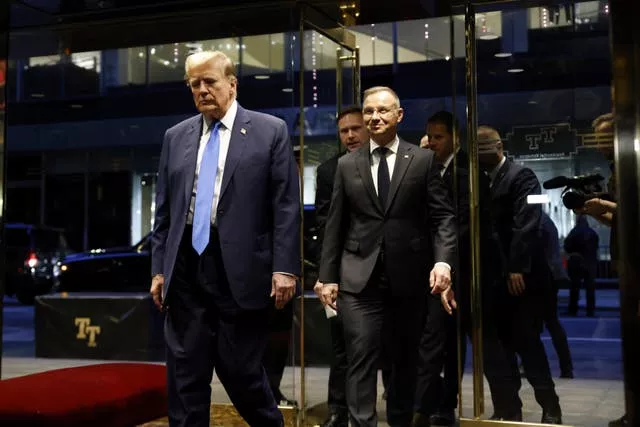 O candidato presidencial republicano, ex-presidente Donald Trump, caminha com o presidente da Polônia, Andrzej Duda