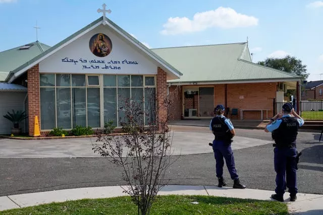 A polícia patrulha o lado de fora da igreja Cristo Bom Pastor, no subúrbio de Wakely, no oeste de Sydney, Austrália