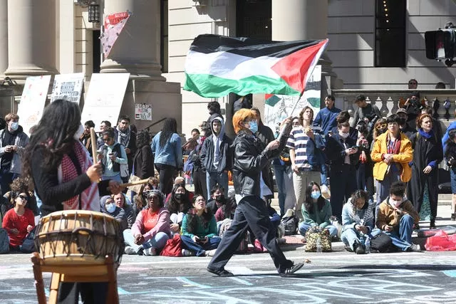 Várias centenas de estudantes e apoiadores pró-Palestina se manifestam no campus da Universidade de Yale 