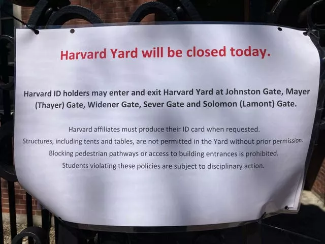 Uma placa do lado de fora do Harvard Yard 