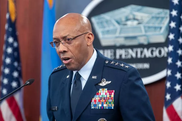 Presidente do Estado-Maior Conjunto, General CQ Brown Jr, fala durante uma coletiva de imprensa no Pentágono em Washington