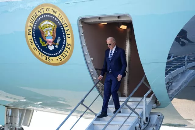 O presidente Joe Biden chega no Força Aérea Um ao Aeroporto Internacional John F. Kennedy, em Nova York