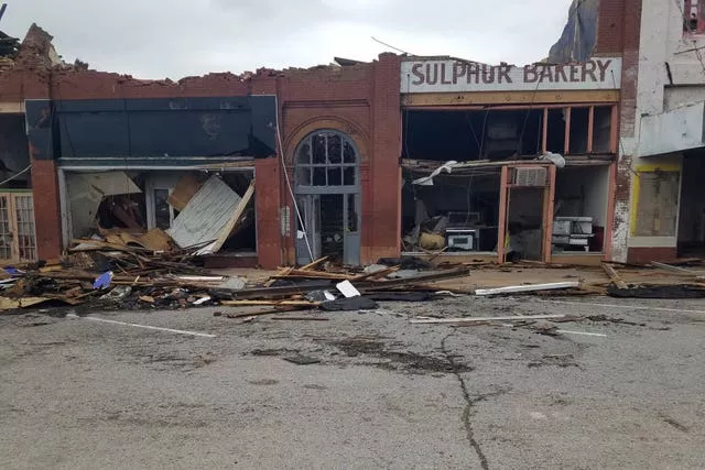 Uma fileira de edifícios danificados por um tornado em Sulphur 