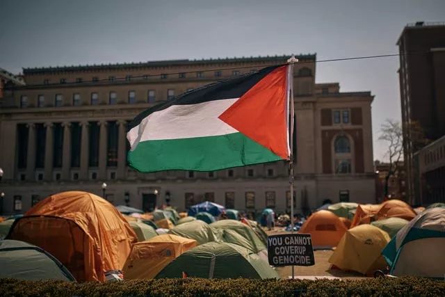 Uma bandeira palestina no acampamento da Universidade de Columbia