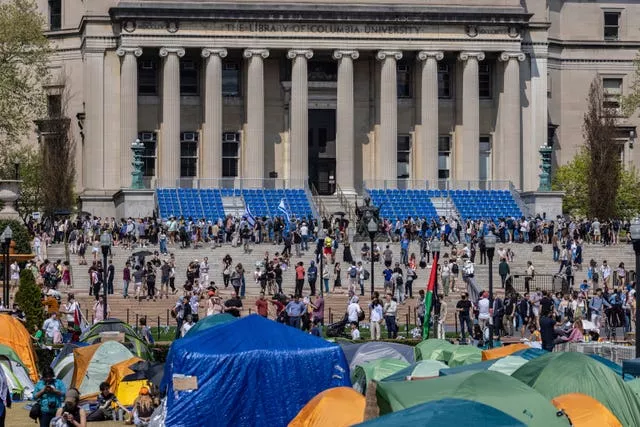 Estudantes manifestantes marcham em torno de seu acampamento na Universidade de Columbia 