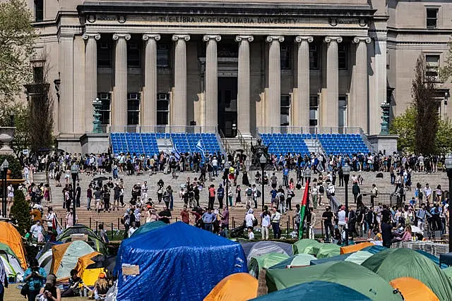 Estudantes manifestantes marcham em torno de seu acampamento na Universidade de Columbia 