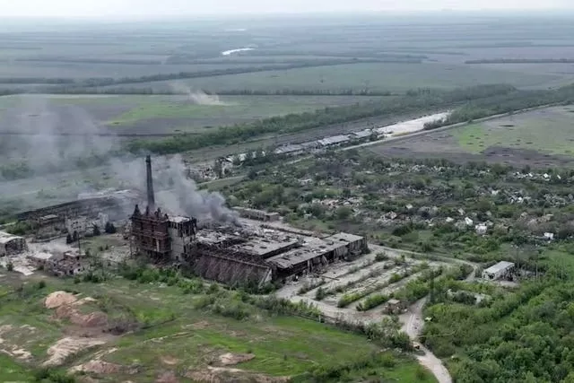 Esta filmagem de drone obtida pela Associated Press mostra a vila de Ocheretyne, um alvo das forças russas na região de Donetsk, no leste da Ucrânia. 