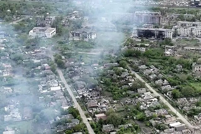 Esta filmagem de drone obtida pela Associated Press mostra a vila de Ocheretyne, um alvo das forças russas na região de Donetsk, no leste da Ucrânia. 