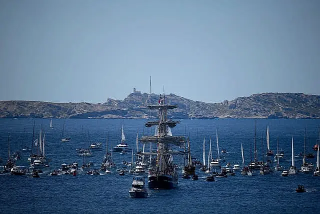 O Belém, veleiro de três mastros que transporta a chama olímpica, é acompanhado por outros barcos que se aproximam de Marselha, no sul da França