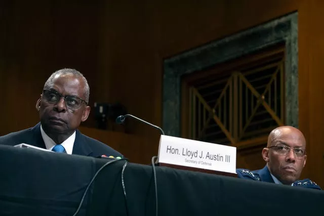 O secretário de Defesa Lloyd Austin, à esquerda, e o presidente do Estado-Maior Conjunto da Força Aérea, General CQ Brown, à direita, participam de uma audiência do Subcomitê de Defesa do Comitê de Dotações do Senado no Capitólio, quarta-feira em Washington