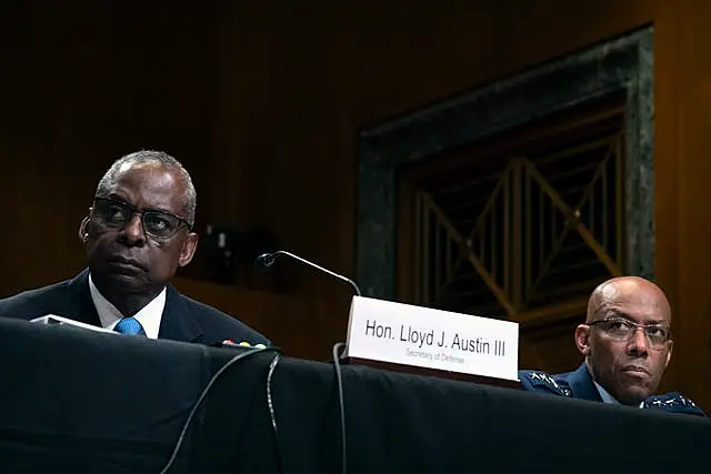 O secretário de Defesa Lloyd Austin, à esquerda, e o presidente do Estado-Maior Conjunto da Força Aérea, General CQ Brown, à direita, participam de uma audiência do Subcomitê de Defesa do Comitê de Dotações do Senado no Capitólio, quarta-feira em Washington