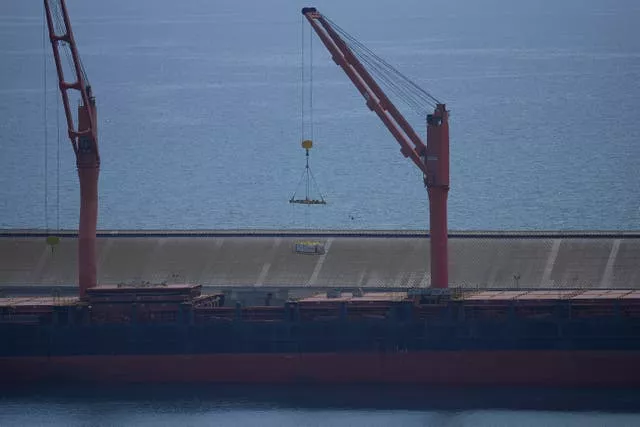 Um guindaste carrega ajuda alimentar em um navio em Chipre 