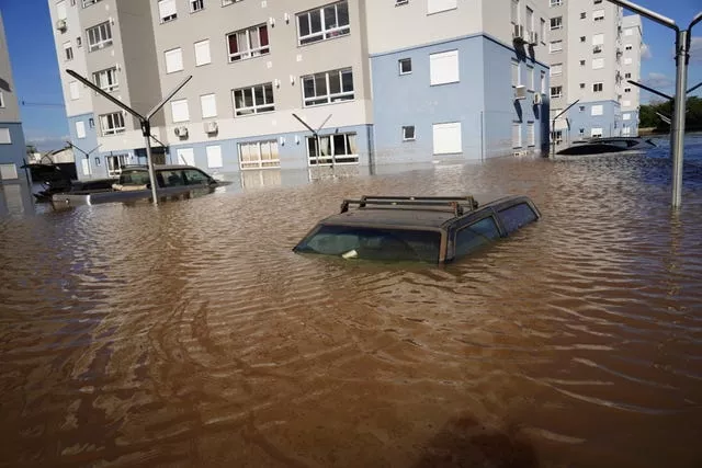 Carros ficam submersos em enchentes após fortes chuvas em Canoas, Rio Grande do Sul, Brasil 