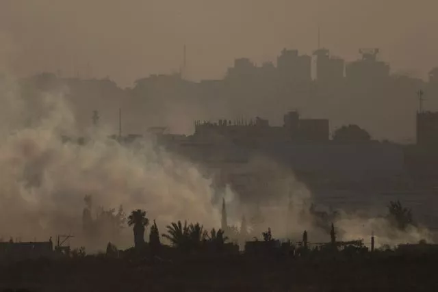 A fumaça sobe ao céu após uma explosão na Faixa de Gaza vista do sul de Israel, segunda-feira, 13 de maio de 2024